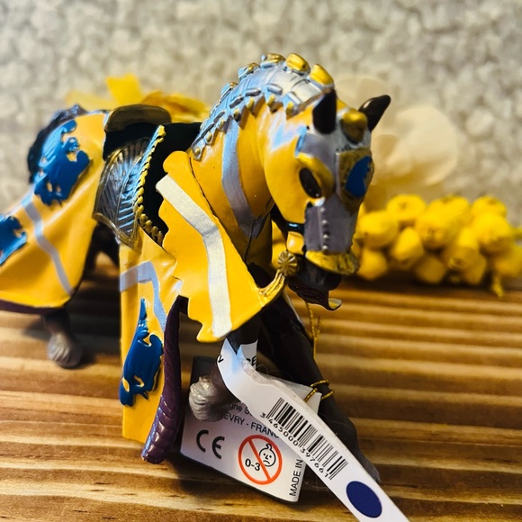 Beautiful RETIRED w/ALL TAGS Knight & Horse - Picture 6 of 10